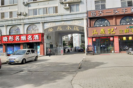 龙都花园3室2厅2卫118㎡，带附房18